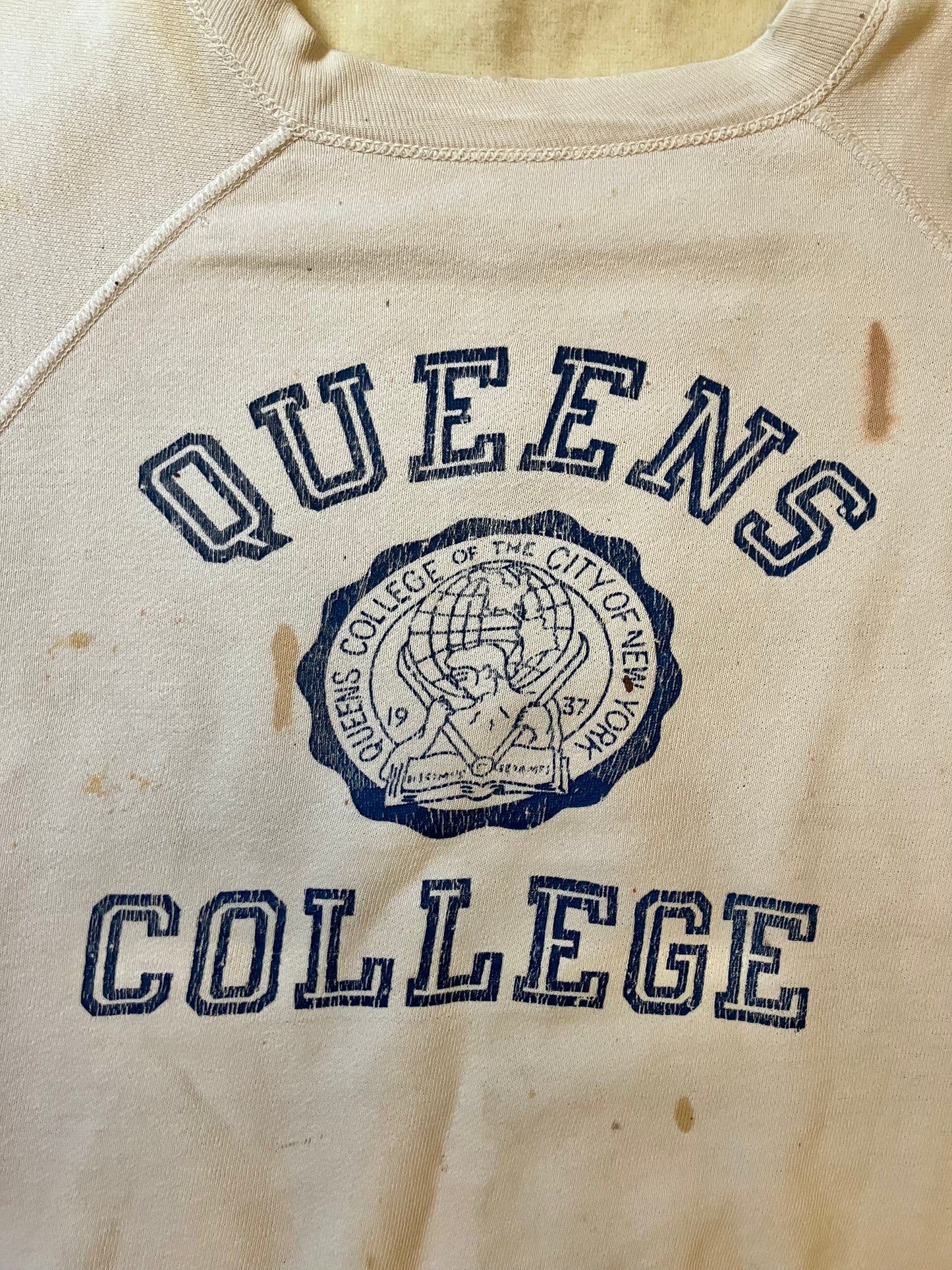Vintage 1950s American White Queens College Raglin Sleeve Sweatshirt